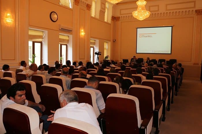 Çin İctimai Elmlər Akademiyasının İqtisadiyyat İnstitutunun direktoru Pei Changhonq AMEA İqtisadiyyat İnstitutunda 15.06.2017 8