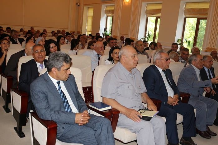 Çin İctimai Elmlər Akademiyasının İqtisadiyyat İnstitutunun direktoru Pei Changhonq AMEA İqtisadiyyat İnstitutunda 15.06.2017 10