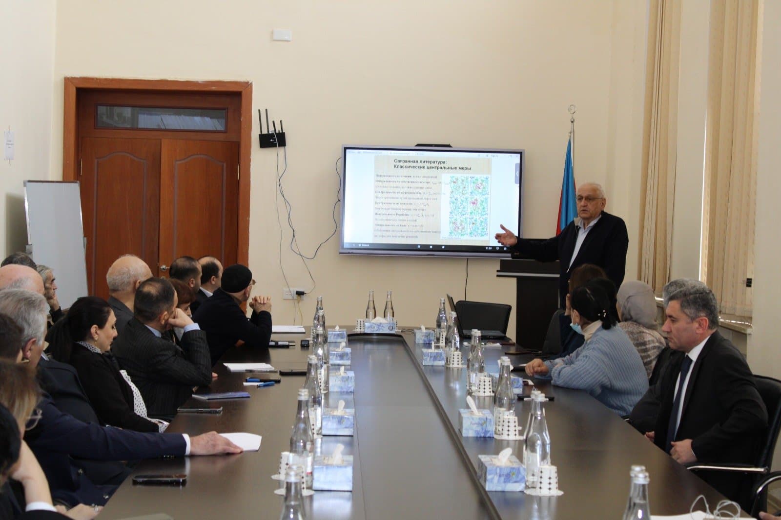Rusiyanın Ali İqtisadiyyat Məktəbi Milli Tədqiqat Universitetinin kafedra müdiri İqtisadiyyat İnstitutunda çıxış edib
