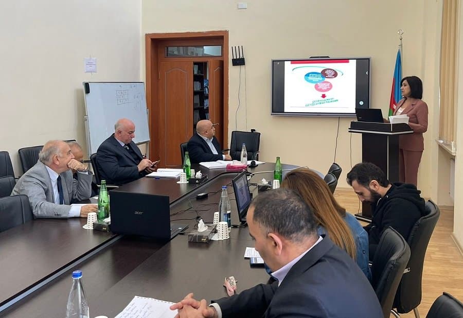 Elmi seminarda “Yüngül sənaye müəssisələrində idarəetmə mexanizmlərinin təkmilləşdirilməsi” müzakirə edilib
