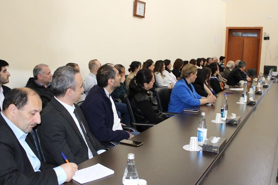 İqtisadiyyat İnstitutunun elmi seminarında korrupsiyaya qarşı mübarizə müzakirə edilib 6