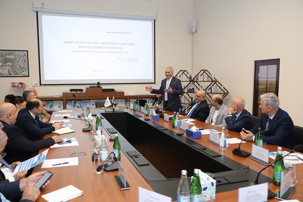 Professor Nazim Müzəffərli Milli Aviasiya Akademiyasında “Hərbi təcavüz və işğal nəticəsində dəymiş zərərin qiymətləndirilməsi” mövzusunda çıxış edib